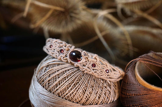 Bracelet Réglable en Micro Macramé avec Grenat Hessonite rouge - Coton & Astrance