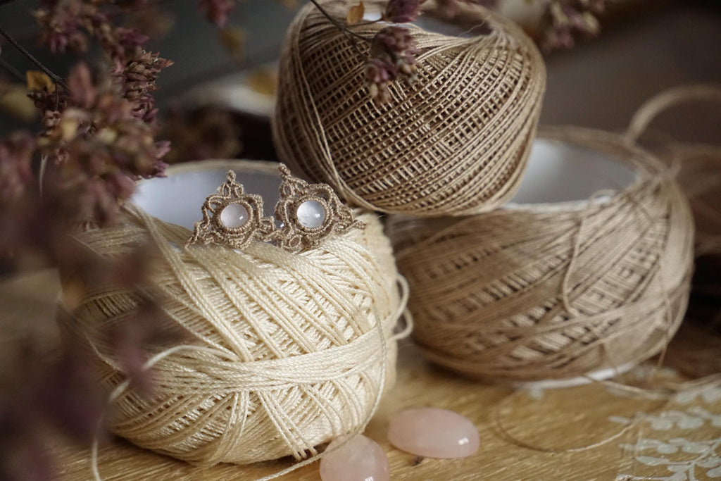 Puces Triangle Celtique en Quartz Rose - Coton & Astrance
