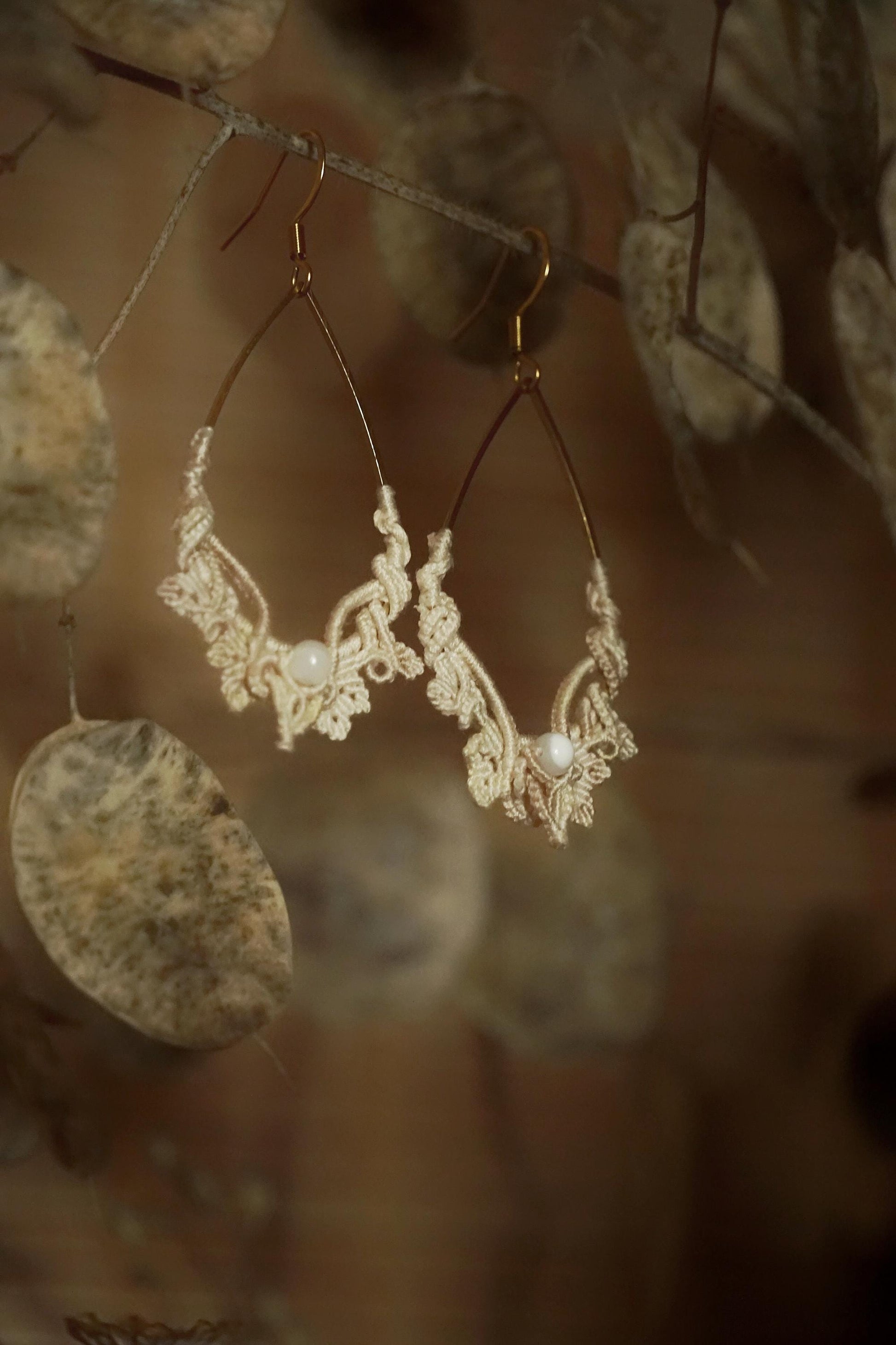 Boucles d’Oreilles en Micro Macramé avec nacre - Coton & Astrance