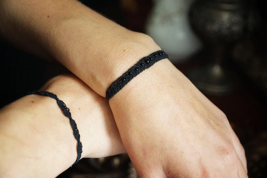 Bracelet Gothique en Micro macramé Noir avec Perles d’Agate et Onyx - Coton & Astrance