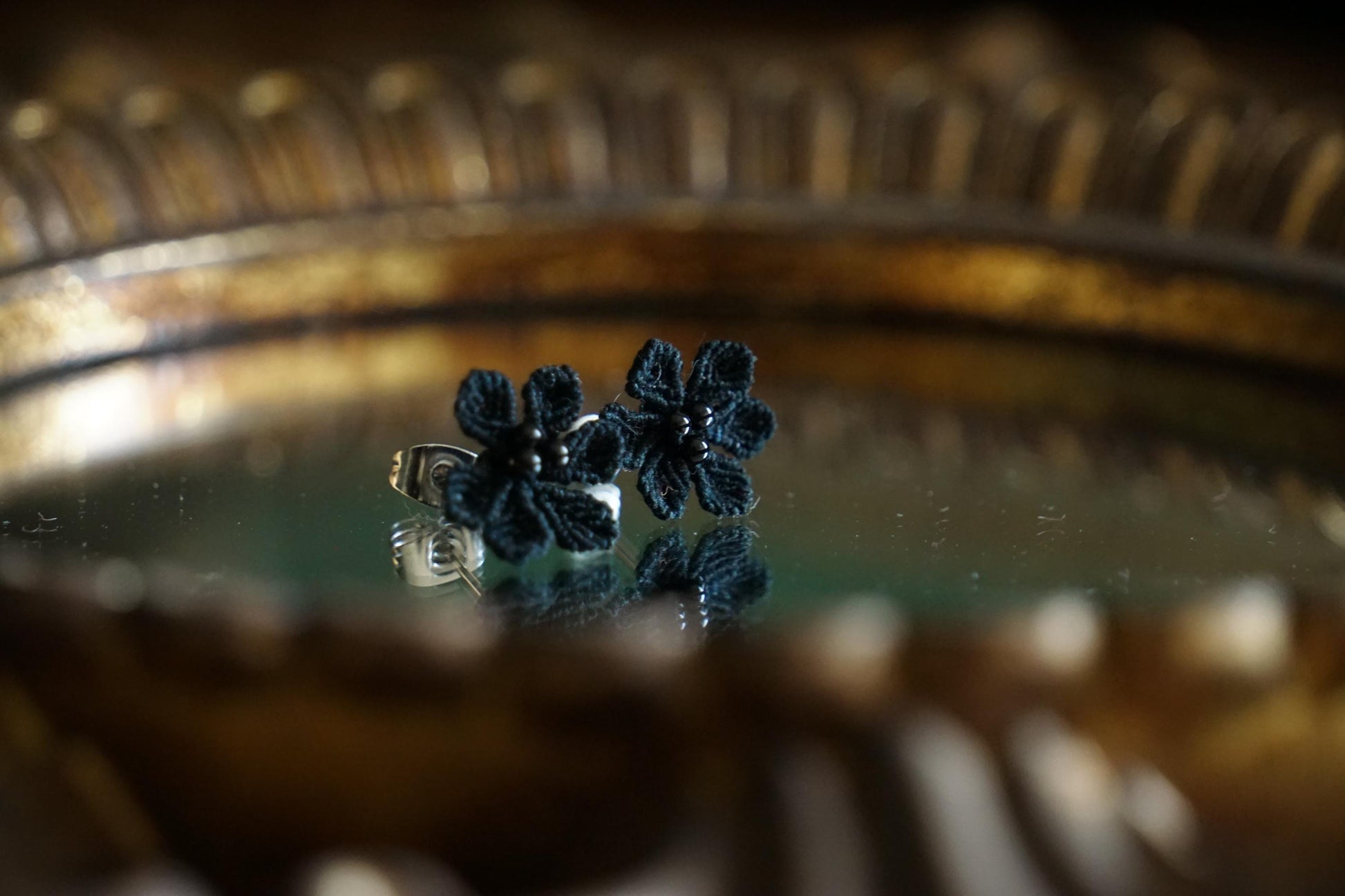 Puces d’oreilles gothiques fleurs noires et agates - Coton & Astrance