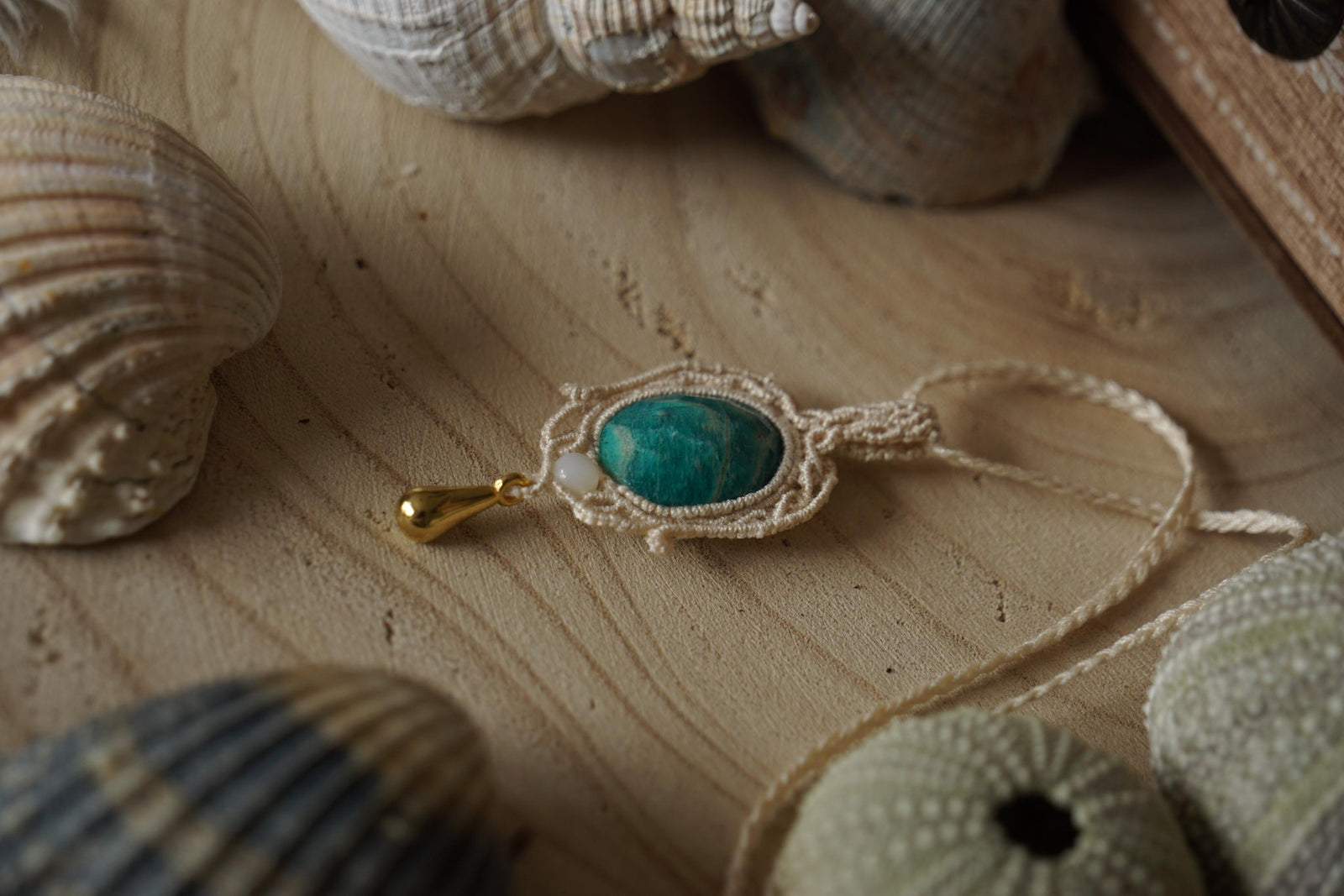 Collier Sautoire Micro Macramé avce Amazonite, Nacre & Goutte Doré - Coton & Astrance