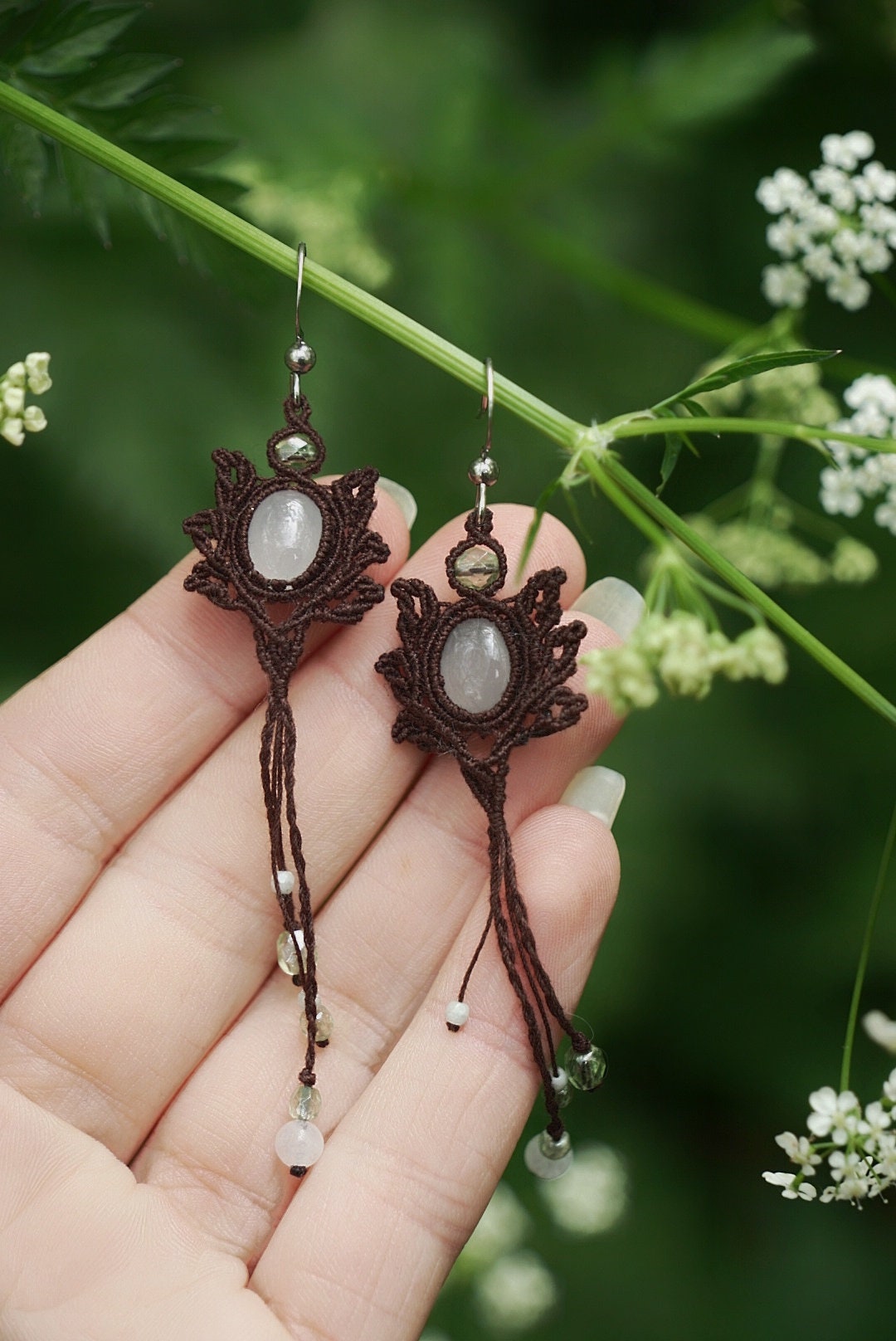 Boucles d'Oreilles en Micro Macramé avec Jade Blanc - Coton & Astrance
