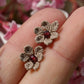 Puces d’Oreilles Florales en Micro Macramé avec grenat rouge - Coton & Astrance