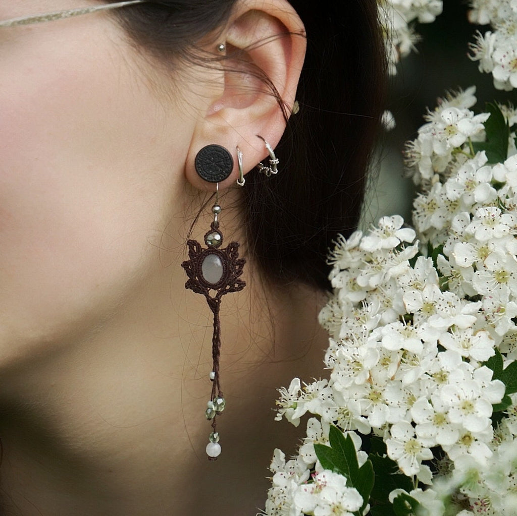 Boucles d'Oreilles en Micro Macramé avec Jade Blanc - Coton & Astrance