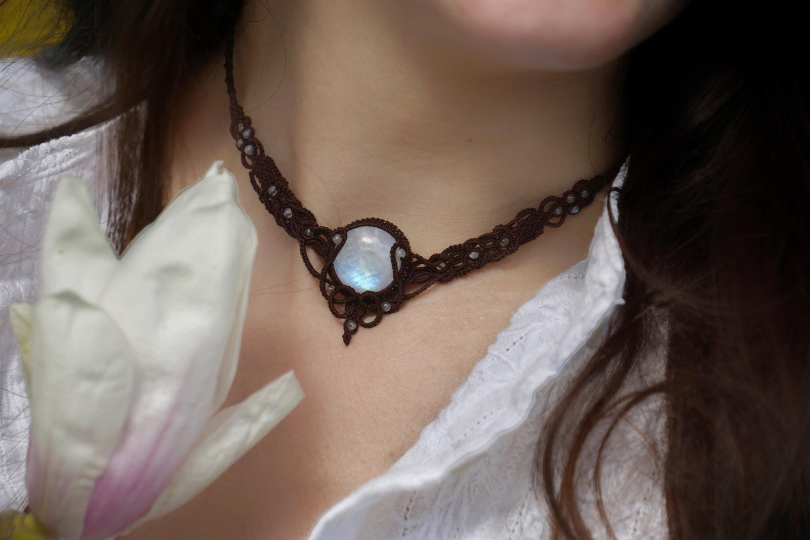 Collier Ras-de-Cou en Micro Macramé avec Labradorite Blanche - Coton & Astrance