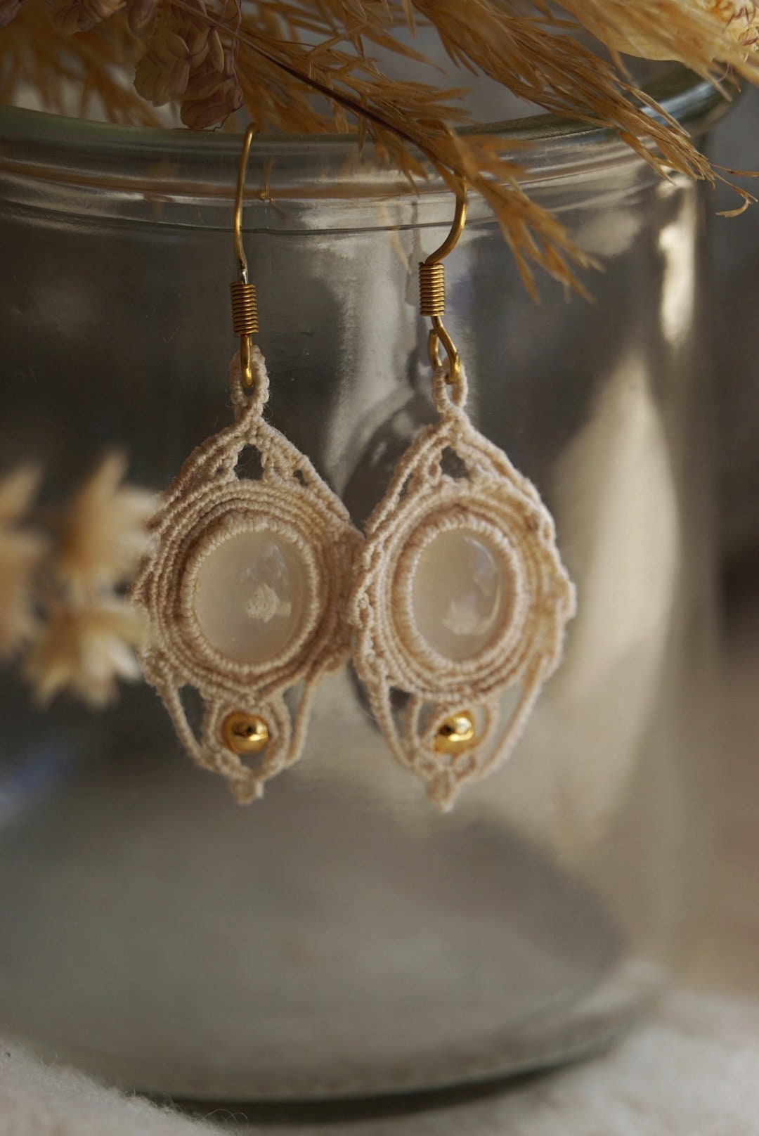 Boucles d'Oreilles en Micro Macramé en Jade Blanc - Coton & Astrance