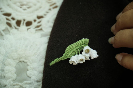 Broche Muguet micro macramé – Bijou floral fait main - Coton & Astrance