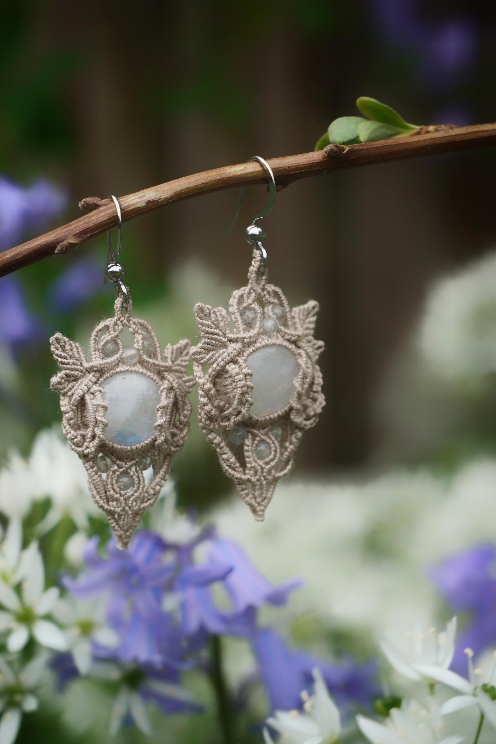 Boucles d’oreilles elfique en micro macramé et labradorite blanche - Coton & Astrance