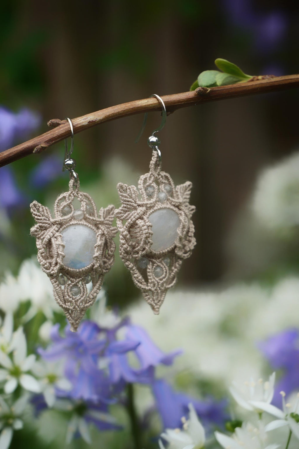Boucles d’oreilles elfique en micro macramé et labradorite blanche - Coton & Astrance