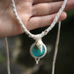 Collier ras de cou bohème réglable en micro macramé avec chrysocolle turquoise & coquillage - Coton & Astrance