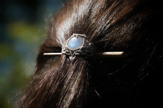 Broche elfique à cheveux en bois d’olivier, coton et labradorite blanche - Coton & Astrance