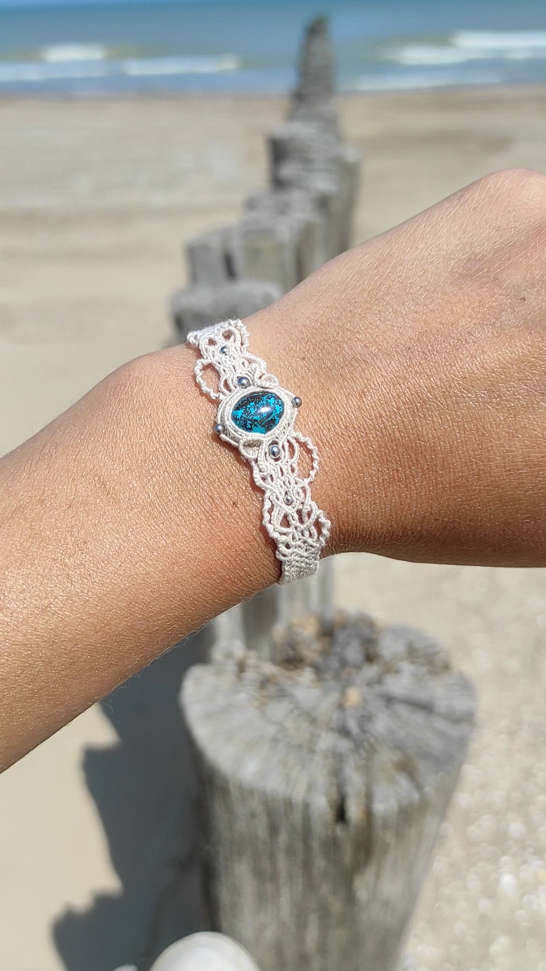 Bracelet manchette chrysocolle & micro macramé écru – bijou bohème