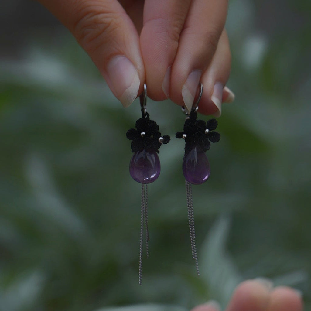 Boucles d’oreilles florales gothiques en micro macramé noir & améthyste - Coton & Astrance