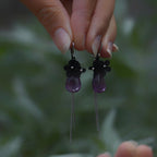 Boucles d’oreilles florales gothiques en micro macramé noir & améthyste - Coton & Astrance