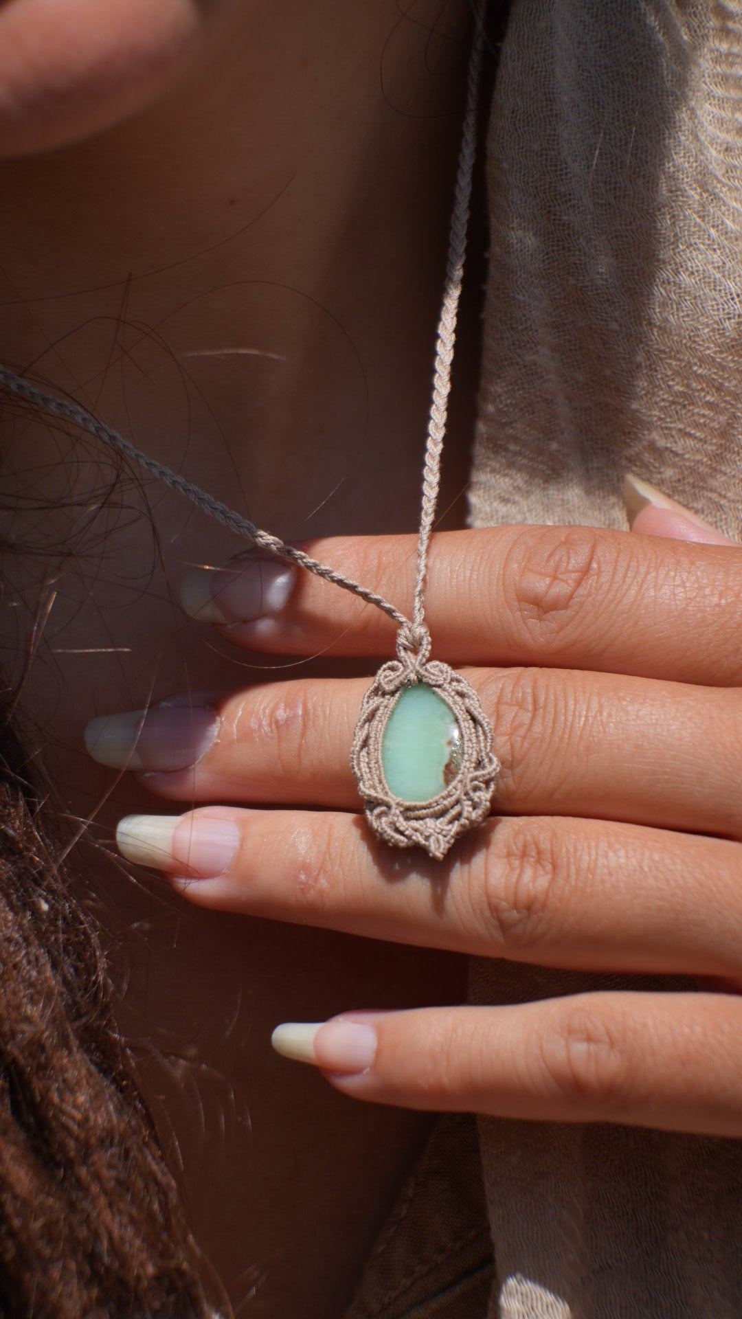 Pendentif chrysoprase naturelle en micro macramé, bijou pastel