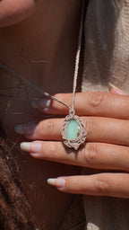 Pendentif chrysoprase naturelle en micro macramé, bijou pastel