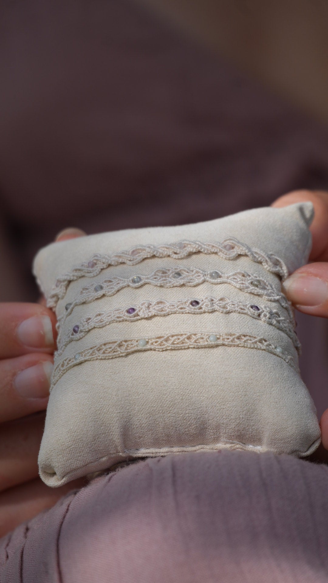 Bracelets minimalistes en micro macramé – quartz rose, améthyste, labradorite & verre bleu