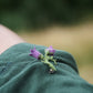 Bijou unisexe en micro macramé. Accessoire de mode inspiré de la nature et des fleurs sauvages d'été. Broche composée de deux campanules violettes avec feuille ciselée. Support de broche en laiton rhodié argenté fin avec cliquet de sécurité à tourner. Accessoire elfique, féérique pour veste, sac ou chapeau. Parfait en Boutonnière de mariage pour homme ou comme accessoires bohème pour costume et tenue de Festival. Bijou d'été poétique en 3D. Réalisé avec fil de coton de 0,3 mm vert tendre et violet. 