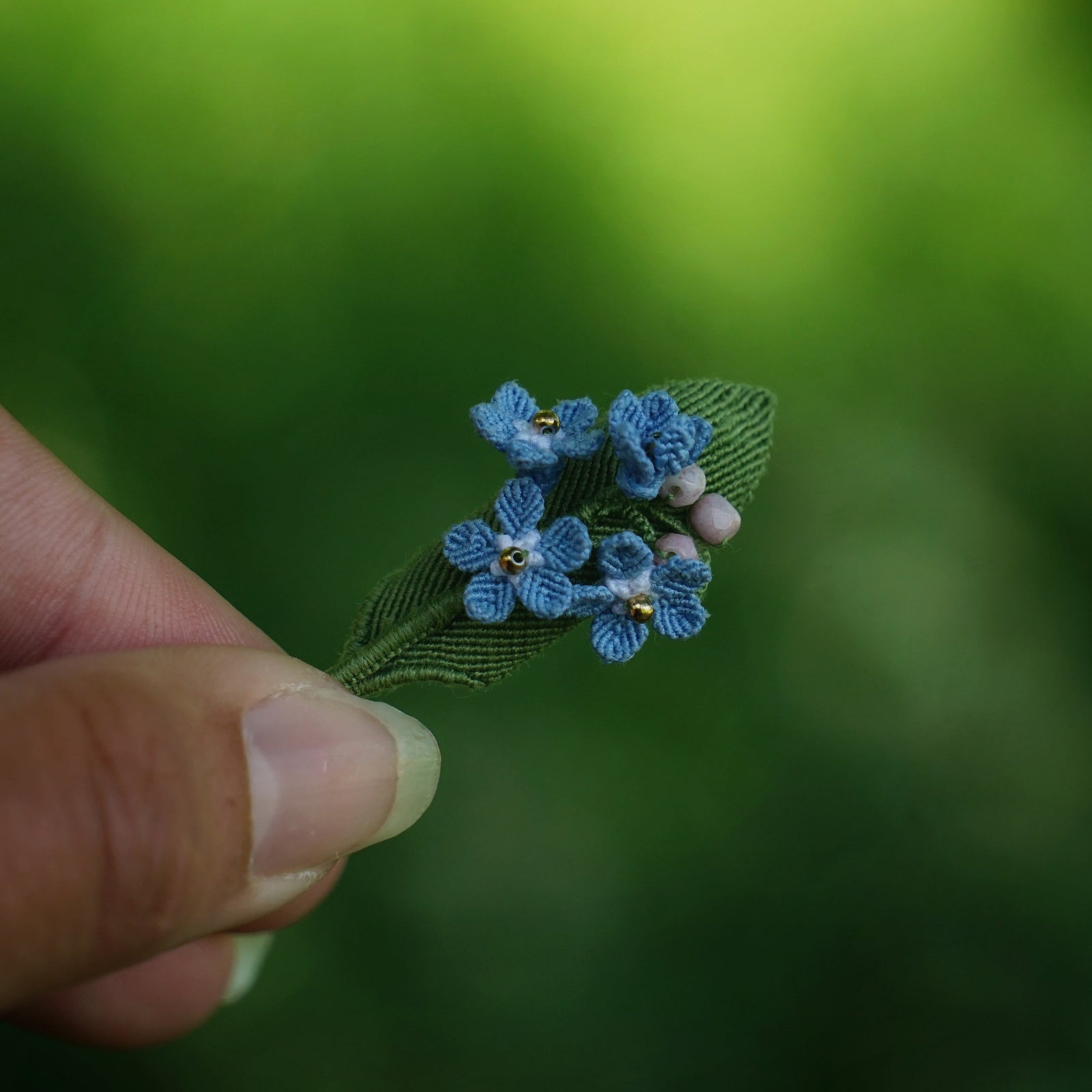 Broche Myosotis en micro macramé – Accessoire sac floral bohème elfique - Coton & Astrance