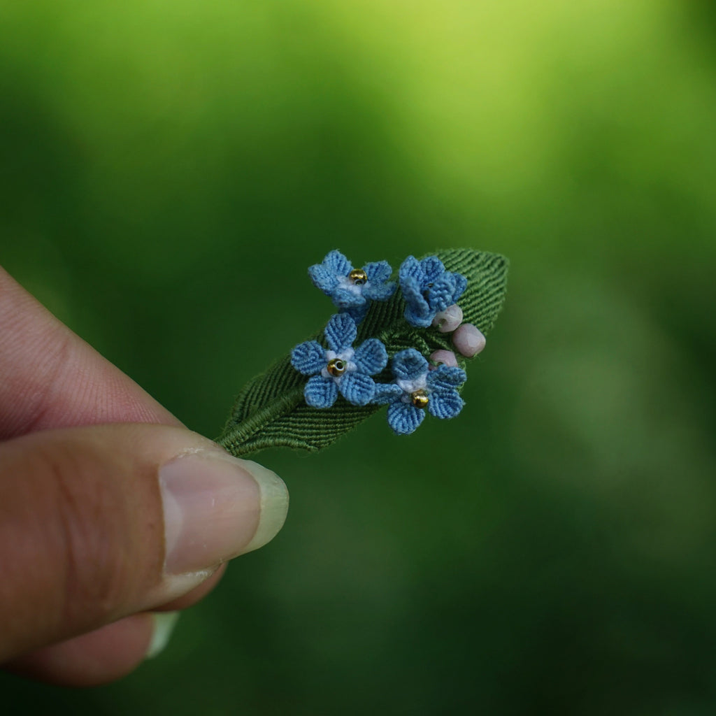 Broche Myosotis en micro macramé – Accessoire sac floral bohème elfique - Coton & Astrance