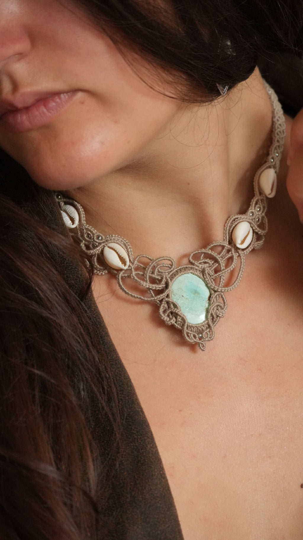 Collier plastron turquoise australienne et cauris – micro macramé