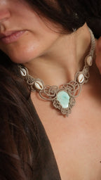 Collier plastron turquoise australienne et cauris – micro macramé