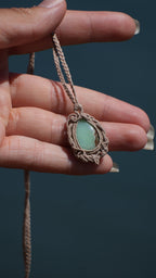 Pendentif chrysoprase naturelle en micro macramé, bijou pastel
