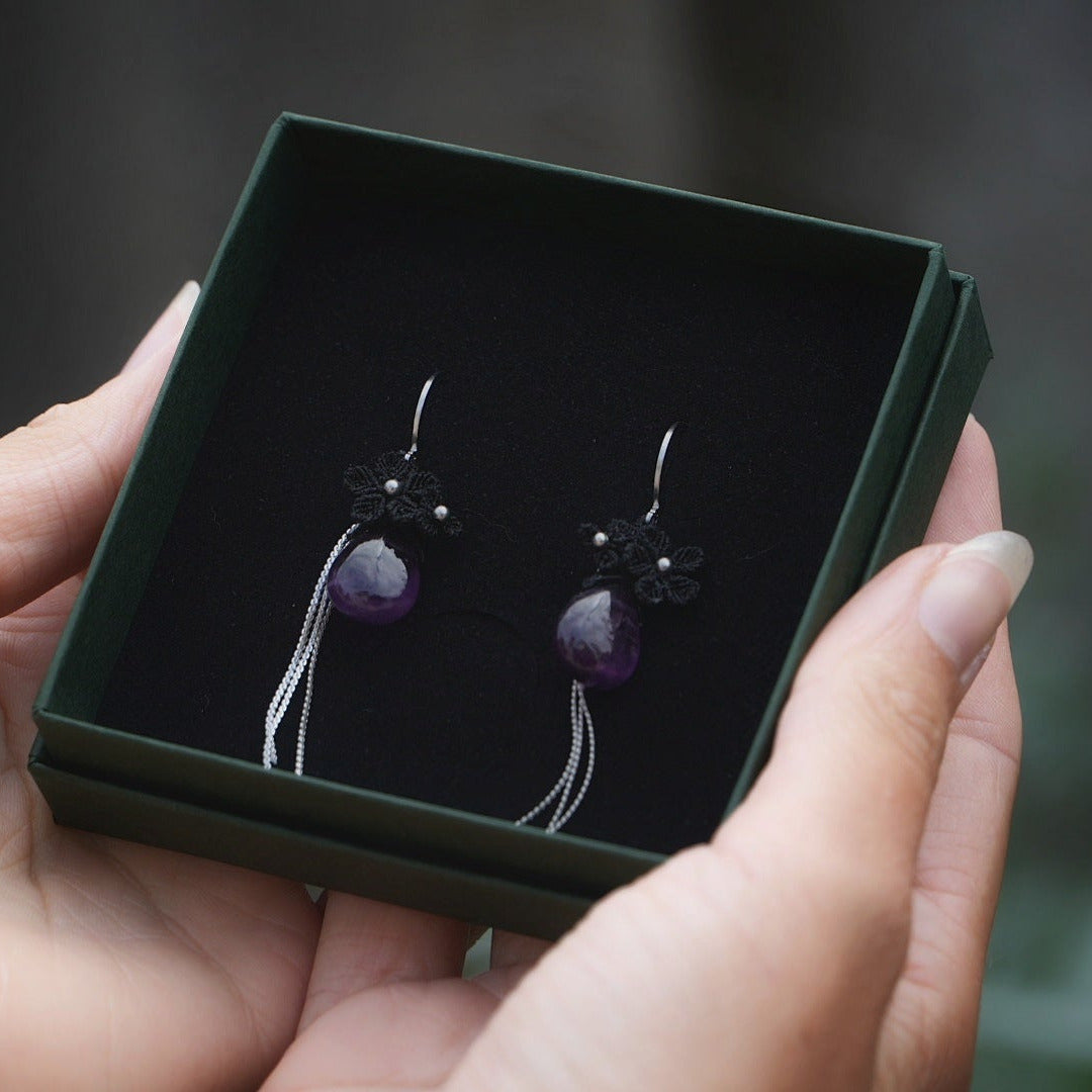 Boucles d’oreilles florales gothiques en micro macramé noir & améthyste - Coton & Astrance
