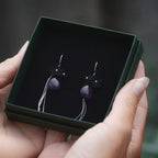 Boucles d’oreilles florales gothiques en micro macramé noir & améthyste - Coton & Astrance