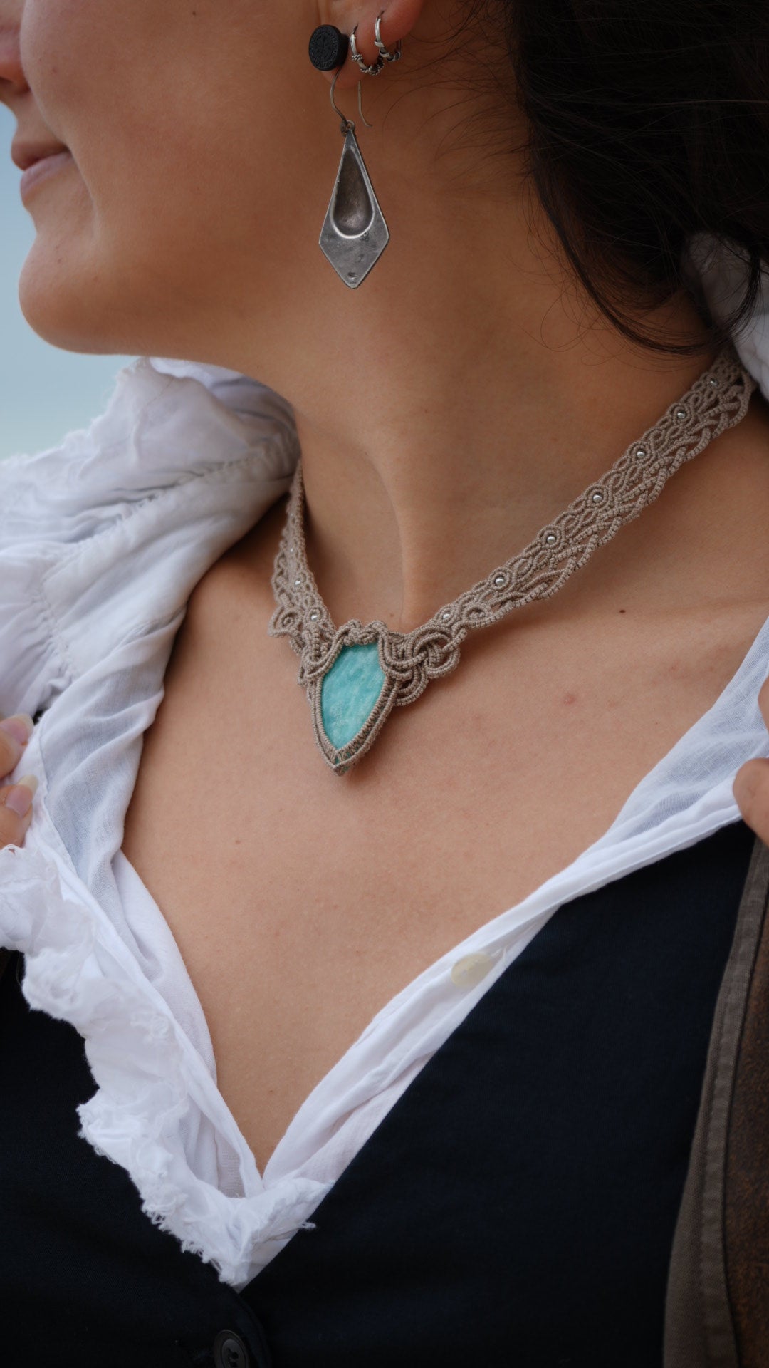 Collier plastron amazonite bleu turquoise en micro macramé