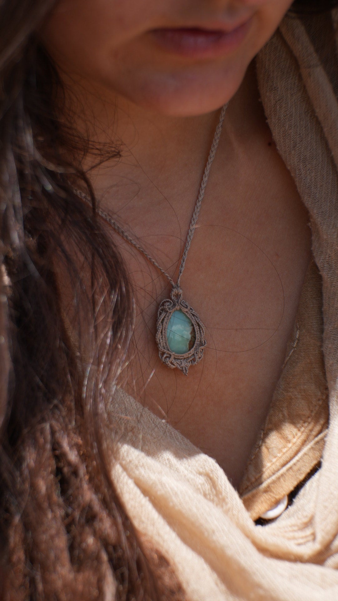 Pendentif chrysoprase naturelle en micro macramé, bijou pastel