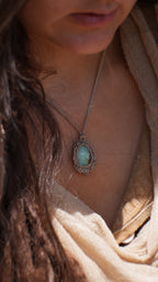 Pendentif chrysoprase naturelle en micro macramé, bijou pastel
