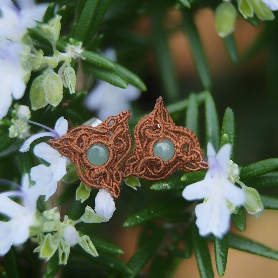 Puces d’oreilles triquetra celtiques en aventurine verte - Coton & Astrance