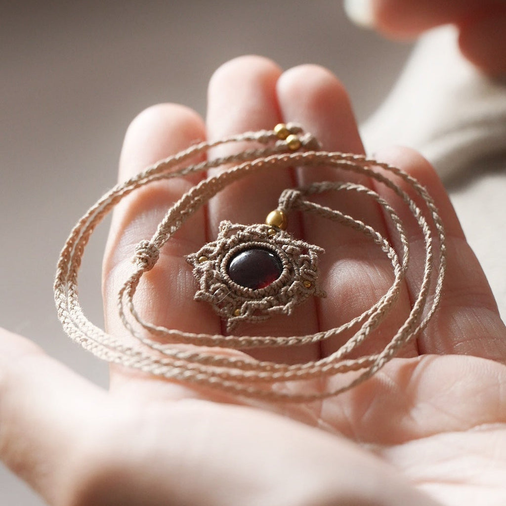 Collier Médaillon en micro macramé et grenat rouge