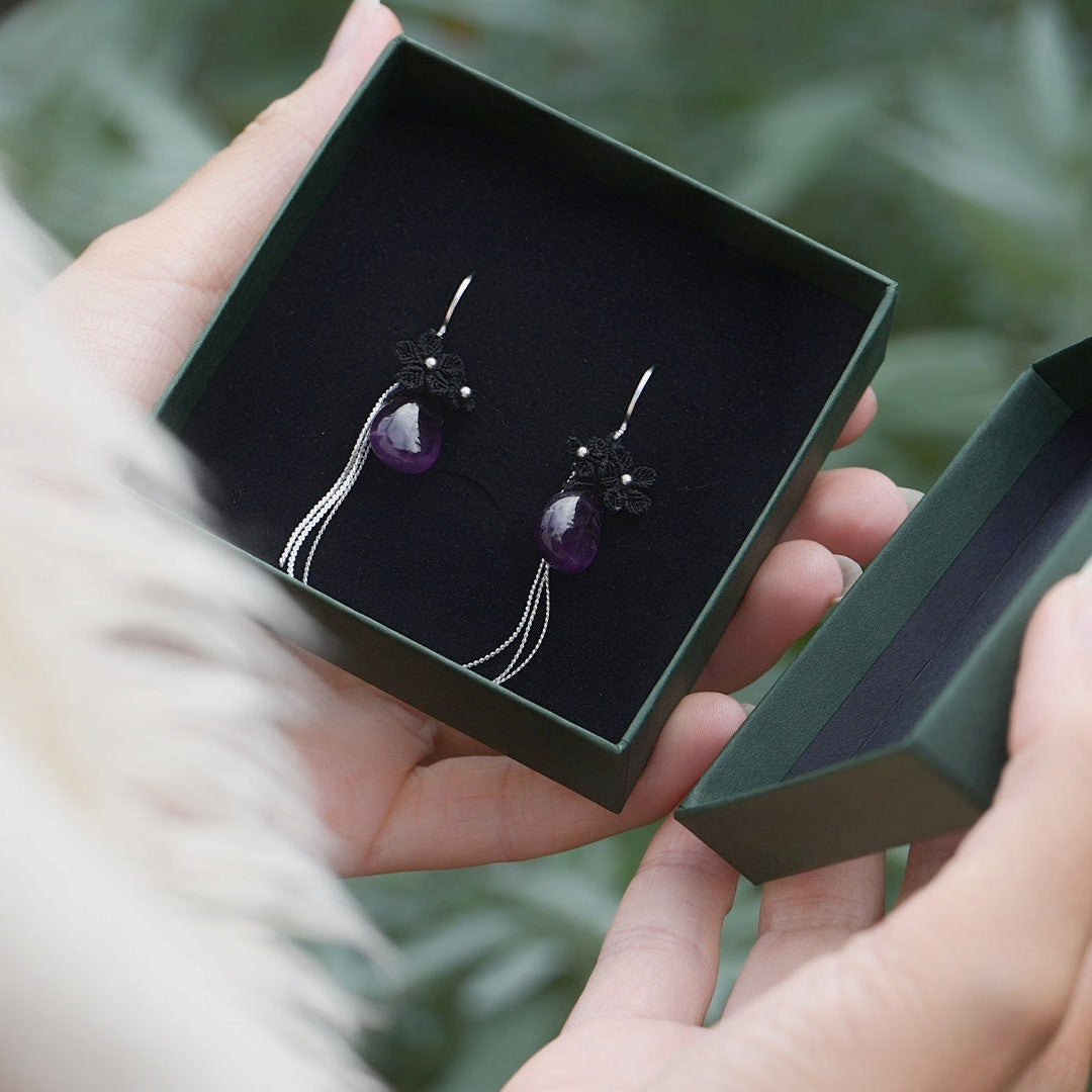 Boucles d’oreilles florales gothiques en micro macramé noir & améthyste - Coton & Astrance