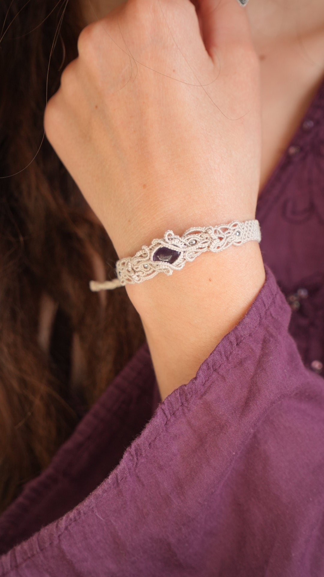 Bracelet asymétrique elfique en Améthyste et micro macramé - Coton & Astrance