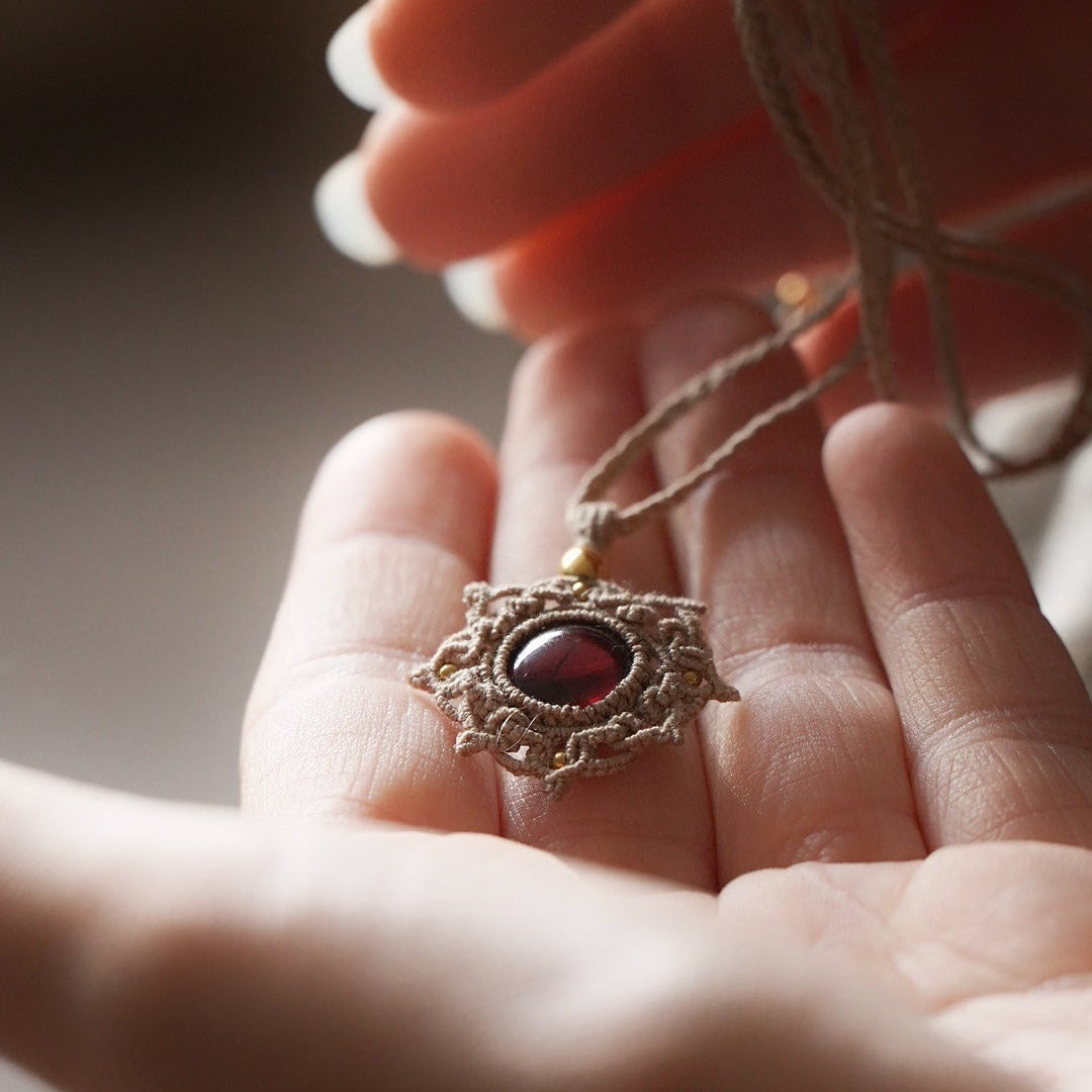 Collier Médaillon en micro macramé et grenat rouge