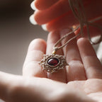 Collier Médaillon en micro macramé et grenat rouge