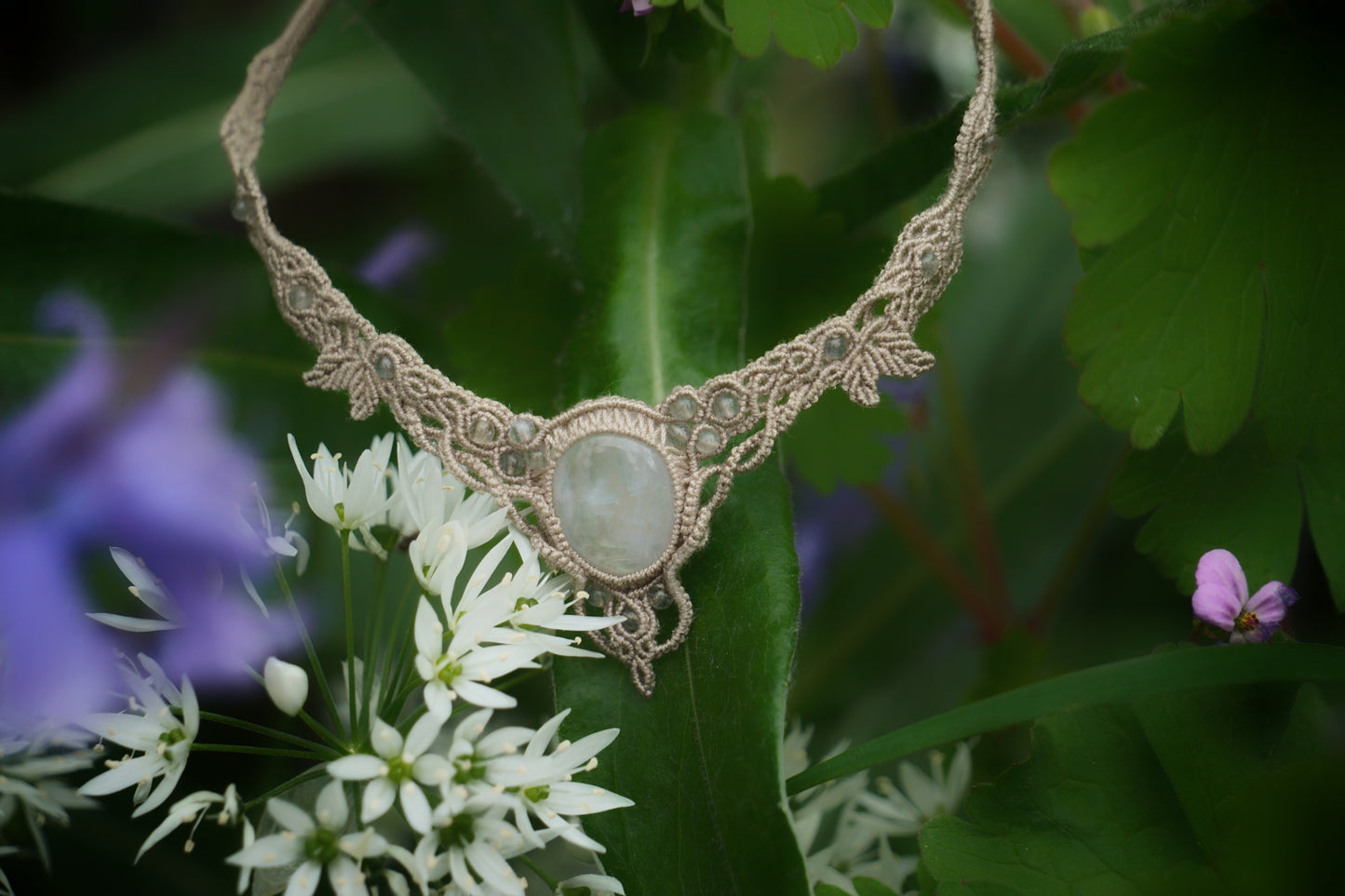 Collier V elfique labradorite pierre de lune • Ras de cou féérique - Coton & Astrance