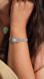 Bracelet aigue-marine en micro macramé – manchette fine fait main