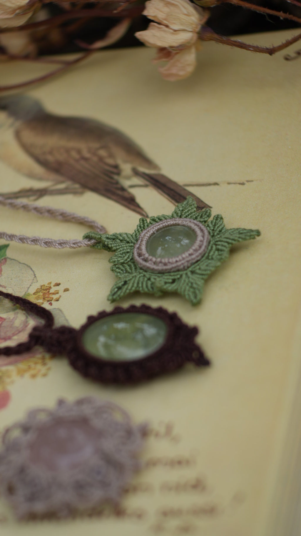 Pendentif elfique en micro macramé et phrénite verte - Coton & Astrance