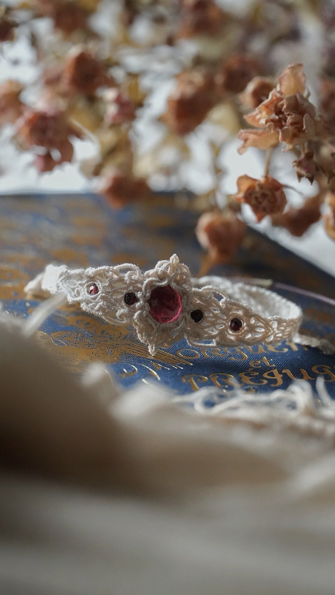 Bracelet princesse micro macramé grenat rouge - Royaume secret