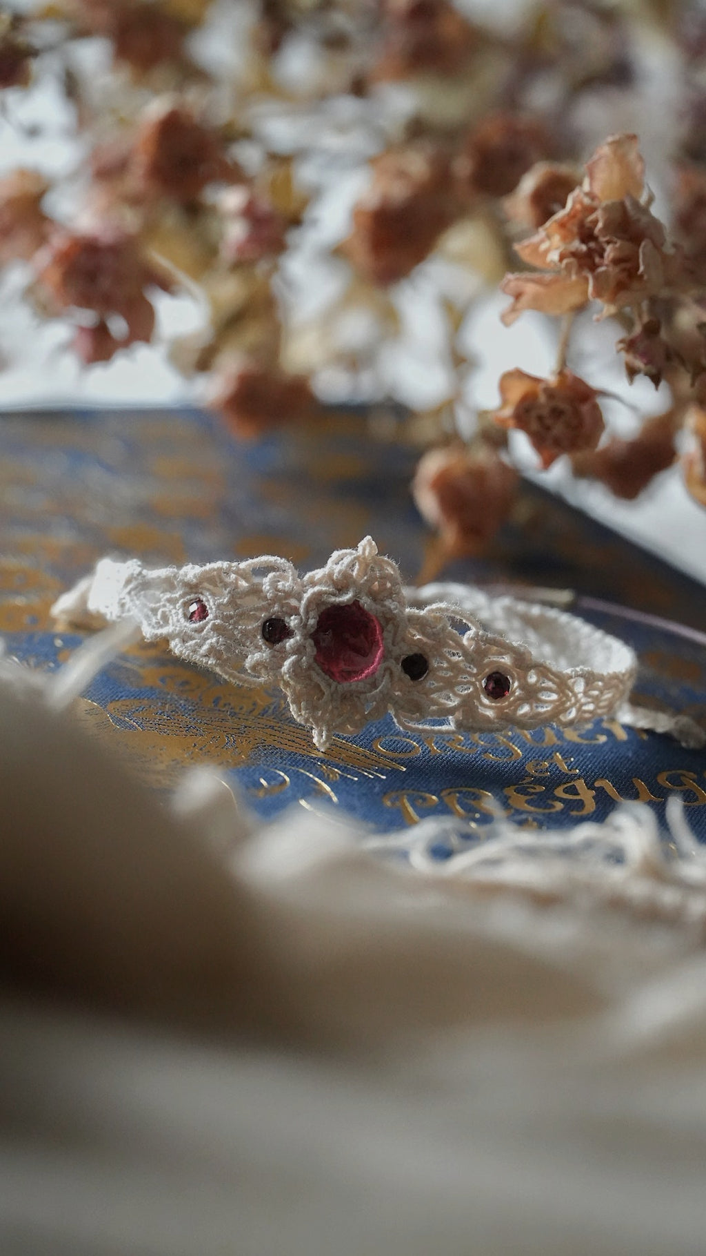 Bracelet princesse micro macramé grenat rouge - Royaume secret