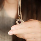 Collier Médaillon en micro macramé et grenat rouge