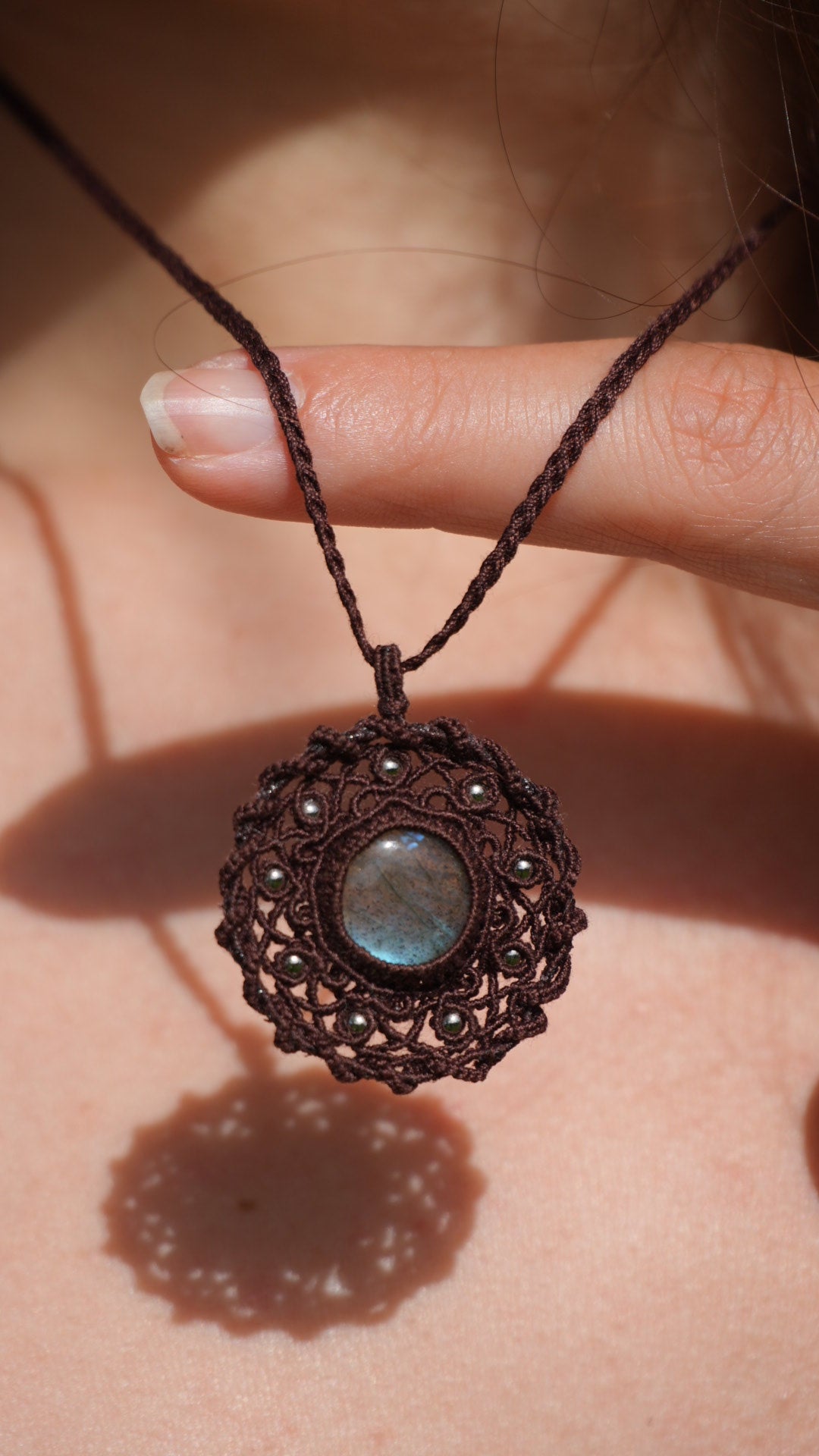 Médaillon rond en labradorite bleue et micro macramé