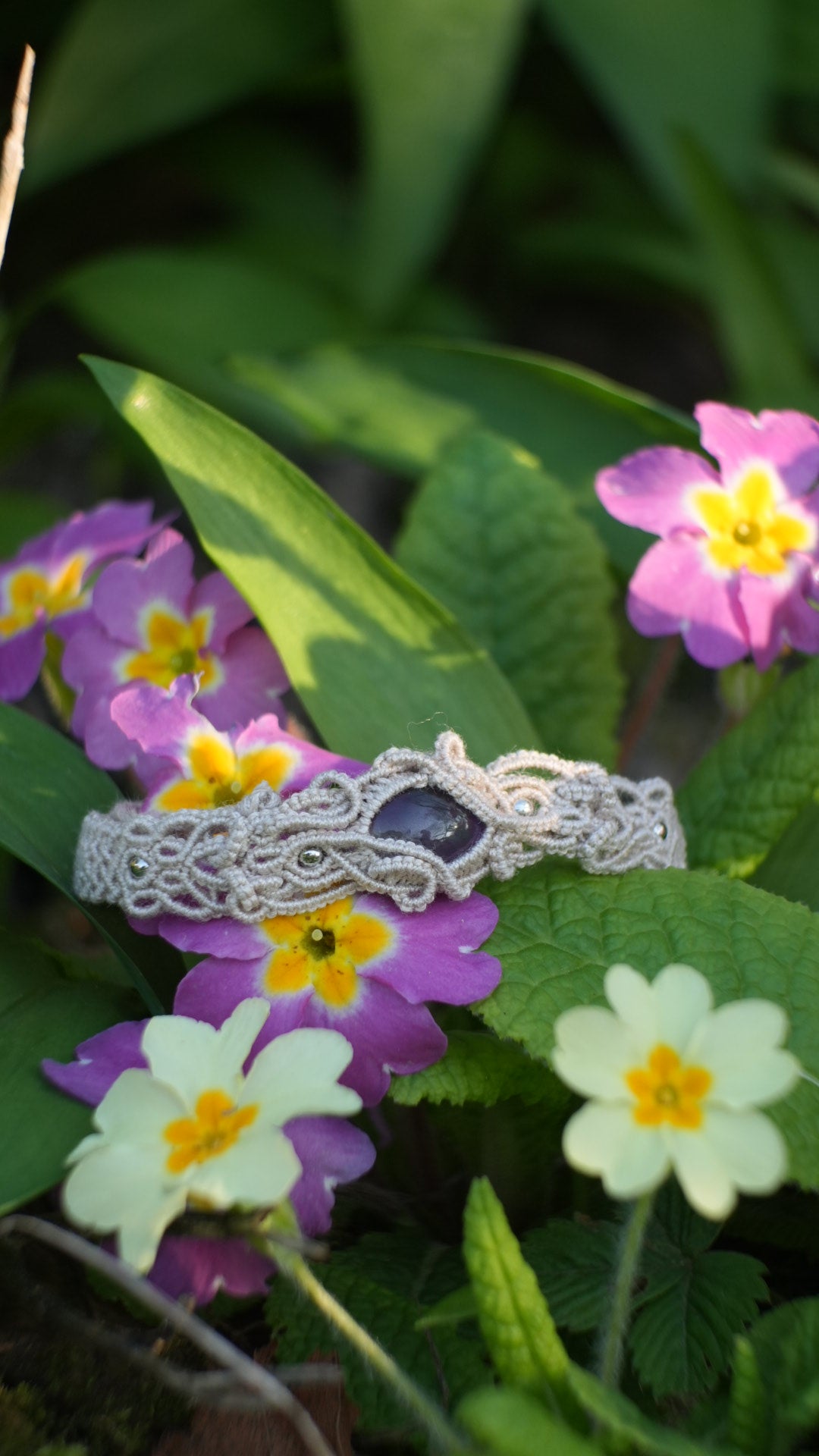 Bracelet asymétrique elfique en Améthyste et micro macramé - Coton & Astrance