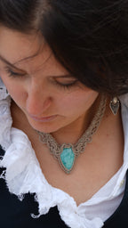 Collier plastron amazonite bleu turquoise en micro macramé