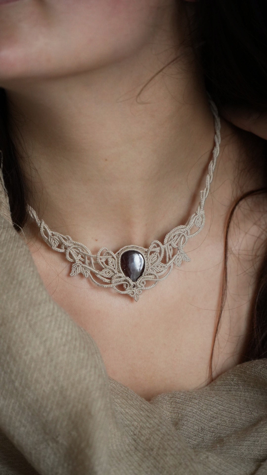 Collier elfique Art Nouveau en micro macramé et Grenat Hessonite