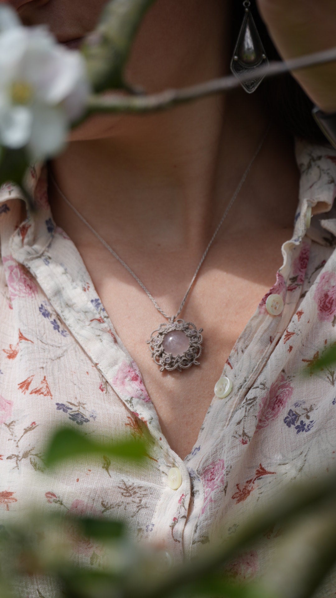 Médaillon quartz rose micro macramé dentelle - Coton & Astrance